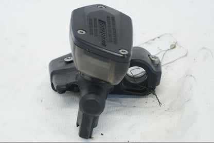 Vänster sida på Bromshuvudcylinder från en BMW K 1600 -2015 motorcykel.