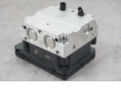 Snett nerifrån på ABS Modulator från en Ducati Multistrada V4 -2024 motorcykel.