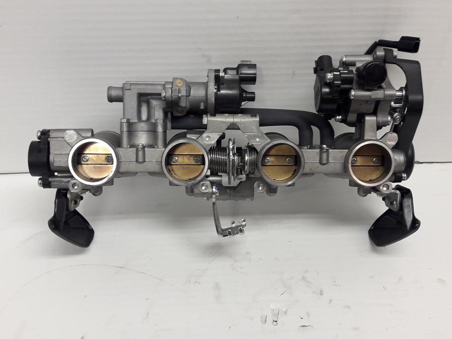 Baksidan på Spjällhus från en Yamaha XJR 1300 -2015 motorcykel.