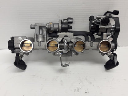 Baksidan på Spjällhus från en Yamaha XJR 1300 -2015 motorcykel.