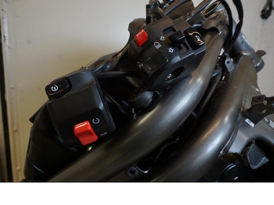 Snett nerifrån på Motorpaket från en Kawasaki ER-6N -2012 motorcykel.