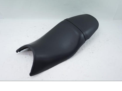 Baksidan på Sadel från en Triumph TT 600 -2001 motorcykel.