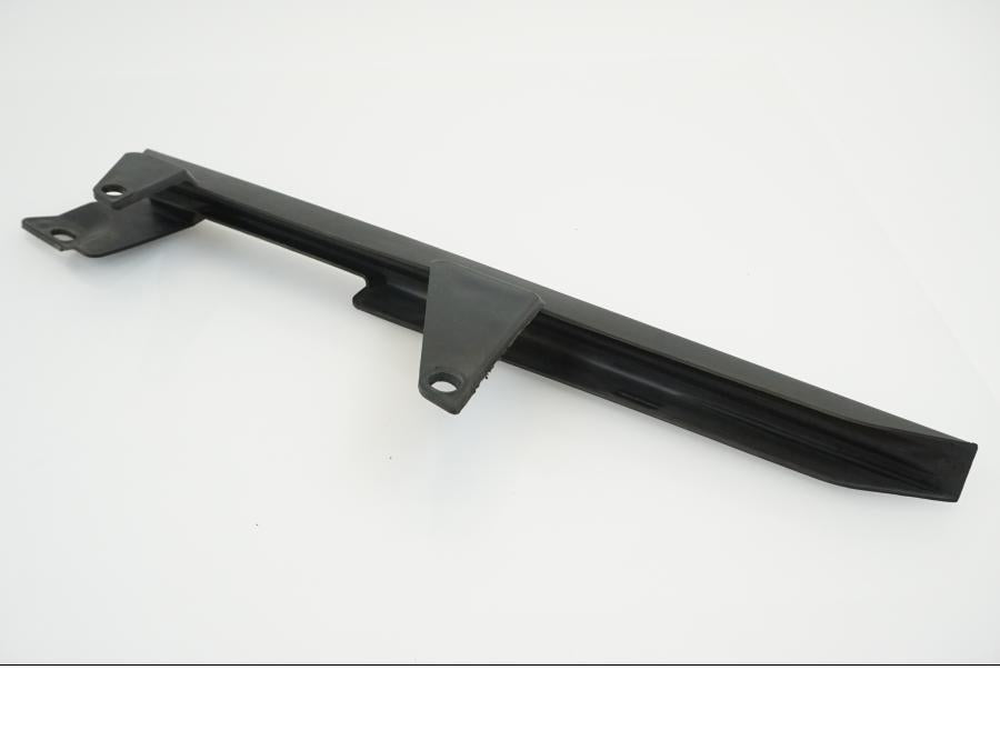 Höger sida på Kedjeskydd från en Yamaha WR 125 -2010 motorcykel.