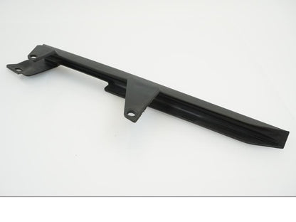 Höger sida på Kedjeskydd från en Yamaha WR 125 -2010 motorcykel.