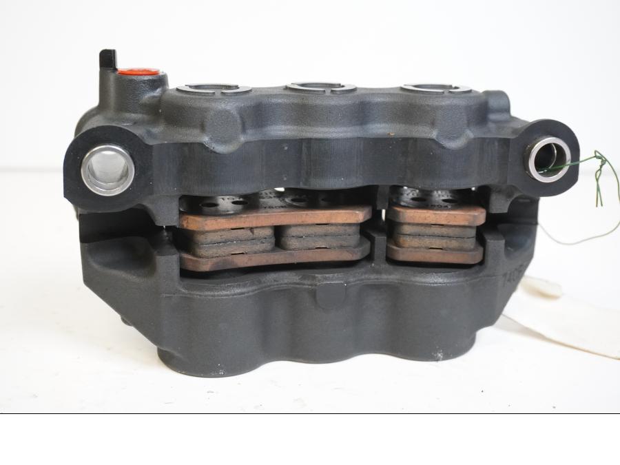 Höger sida på Bromsok från en Yamaha YZF 1000 R1 -2008 motorcykel.