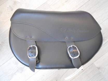 Snett nerifrån på Sadelväskor från en H-D Softail -2002 motorcykel.