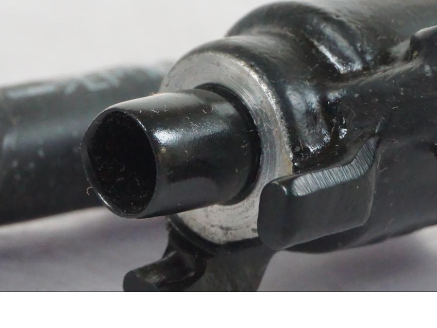 Snett nerifrån på Bromshuvudcylinder från en Suzuki GSX-S 1000 -2017 motorcykel.