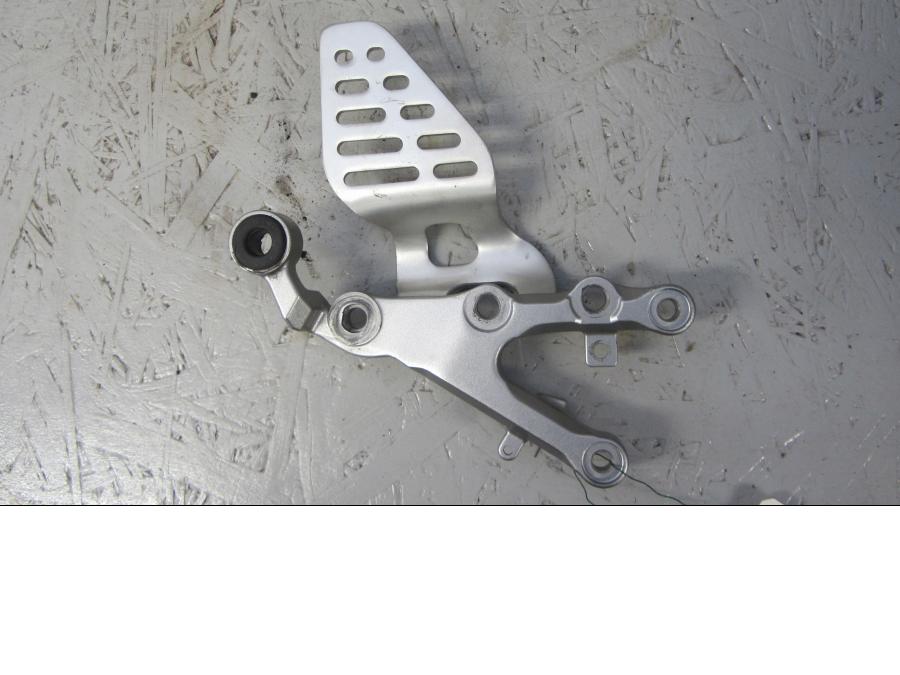 Framsidan på Fotpinnefäste från en Yamaha YZF R6 -2006 motorcykel.