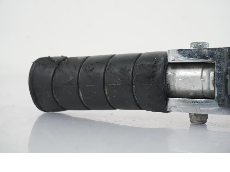 Extrabild2 på Fotpinnesats från en Yamaha XVS 1100A -2005 motorcykel.