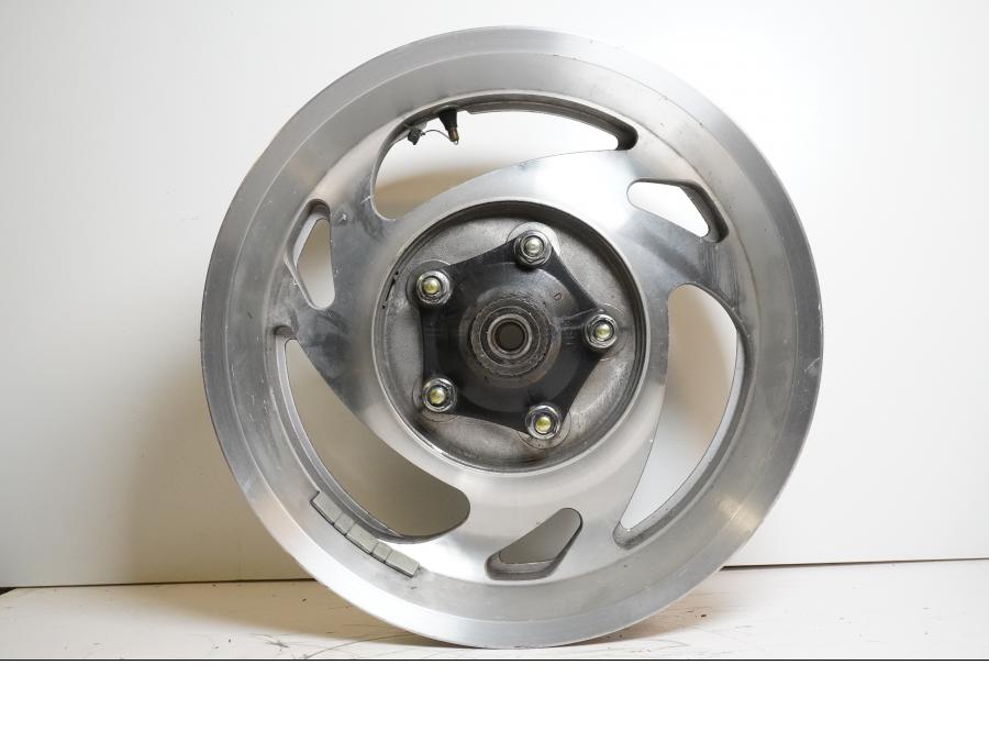 Framsidan på Fälg från en Honda VTX 1800 -2002 motorcykel.