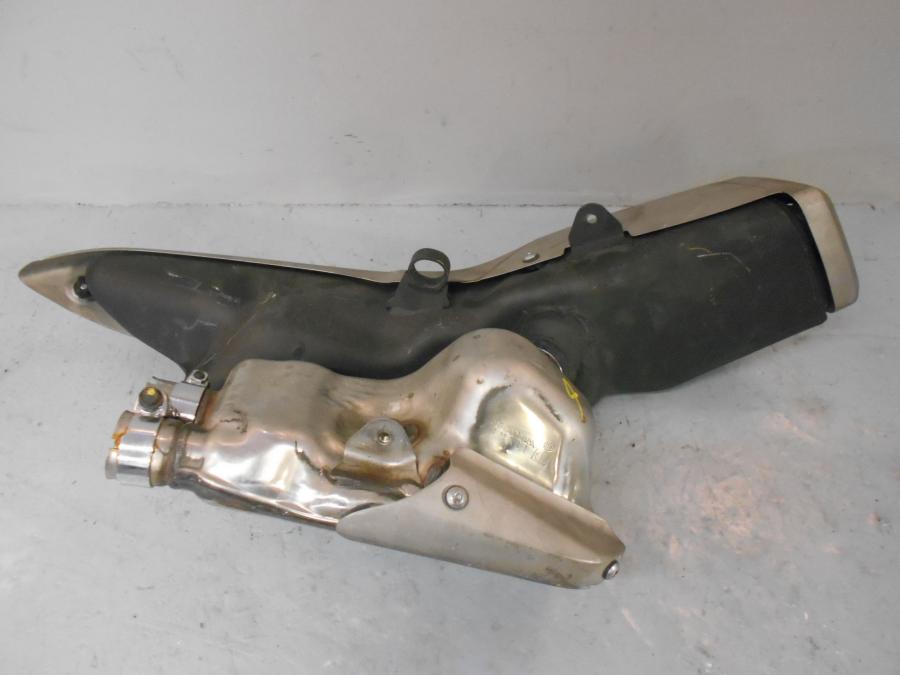 Vänster sida på Ljuddämpare från en Honda CBR 1000 F -2010 motorcykel.