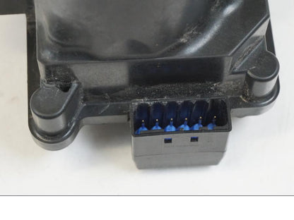 Vänster sida på Avgasspjällmotor från en Triumph Speed Triple -2021 motorcykel.