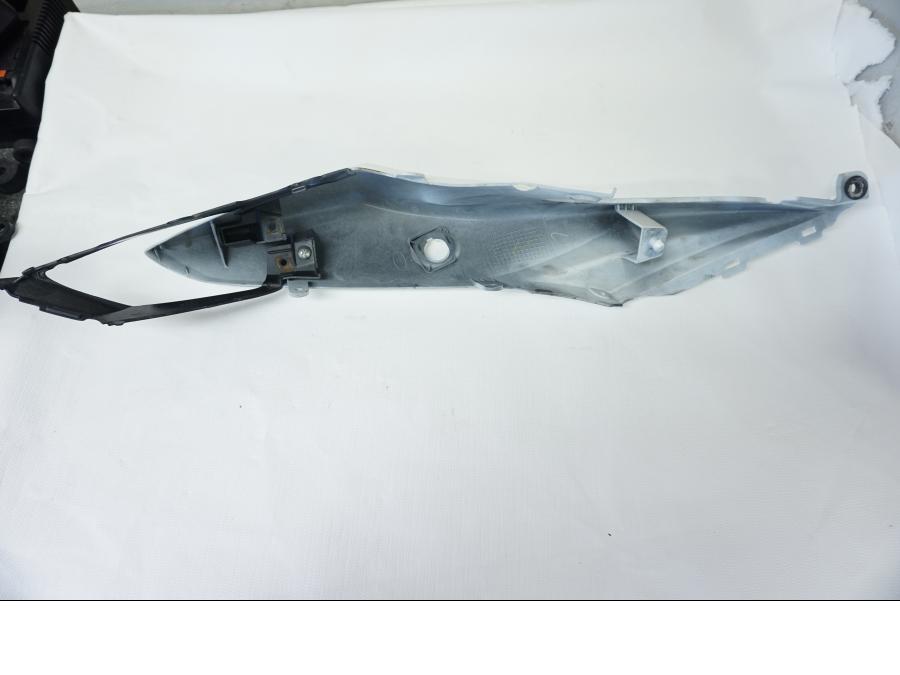 Höger sida på Bakvinge från en Suzuki GSX-R 1000 -2009 motorcykel.