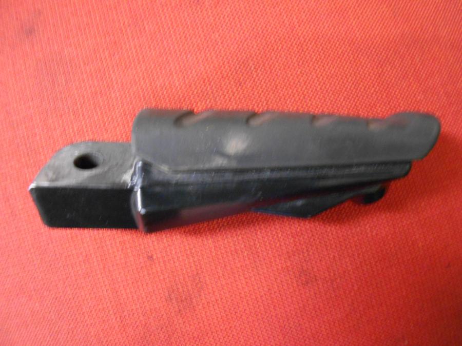 Framsidan på Fotpinne från en BMW F 800 S -2009 motorcykel.