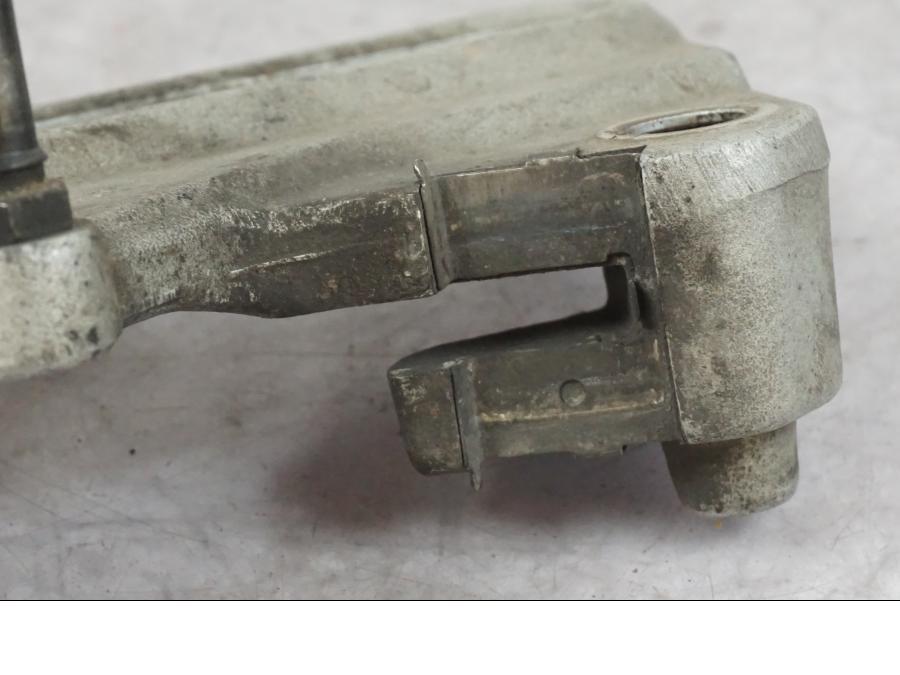 Vänster sida på Bromsoksfäste från en BMW F 800 GS -2009 motorcykel.