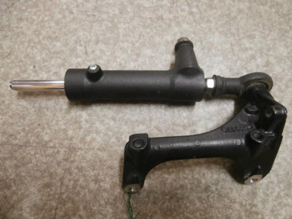 Höger sida på Styrdämpare från en Triumph Daytona 675 -2009 motorcykel.