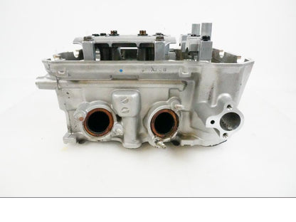 Framsidan på Topplock från en Honda VFR 800 -2005 motorcykel.