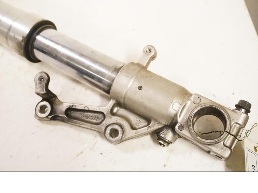 Vänster sida på Gaffelben från en Suzuki GSX-R 750 -1999 motorcykel.