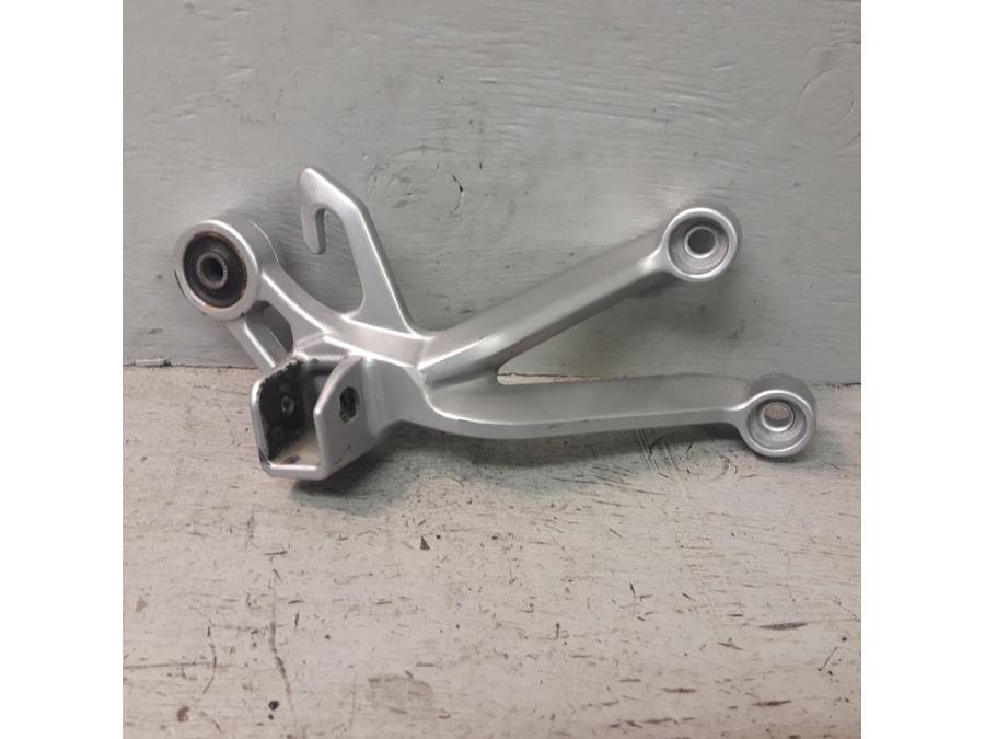 Framsidan på Fotpinnefäste från en Suzuki GSX-R 1000 -2004 motorcykel.