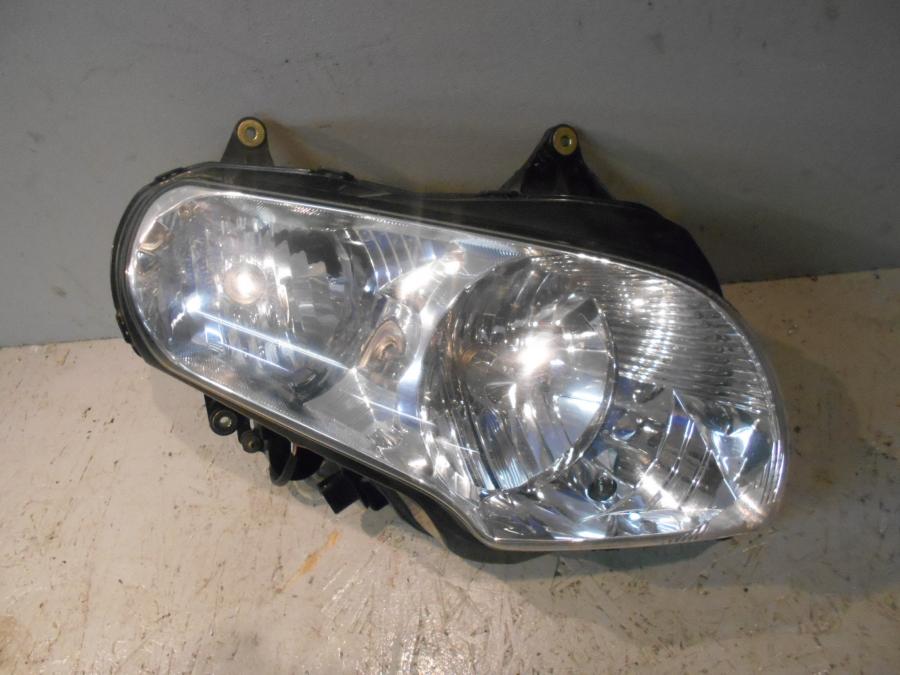 Framsidan på Strålkastare från en Honda GL 1800 -2001 motorcykel.