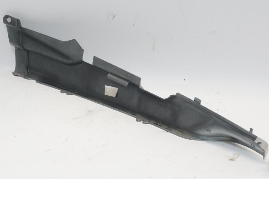 Snett nerifrån på Bakvinge från en BMW R 1150 RS -2004 motorcykel.