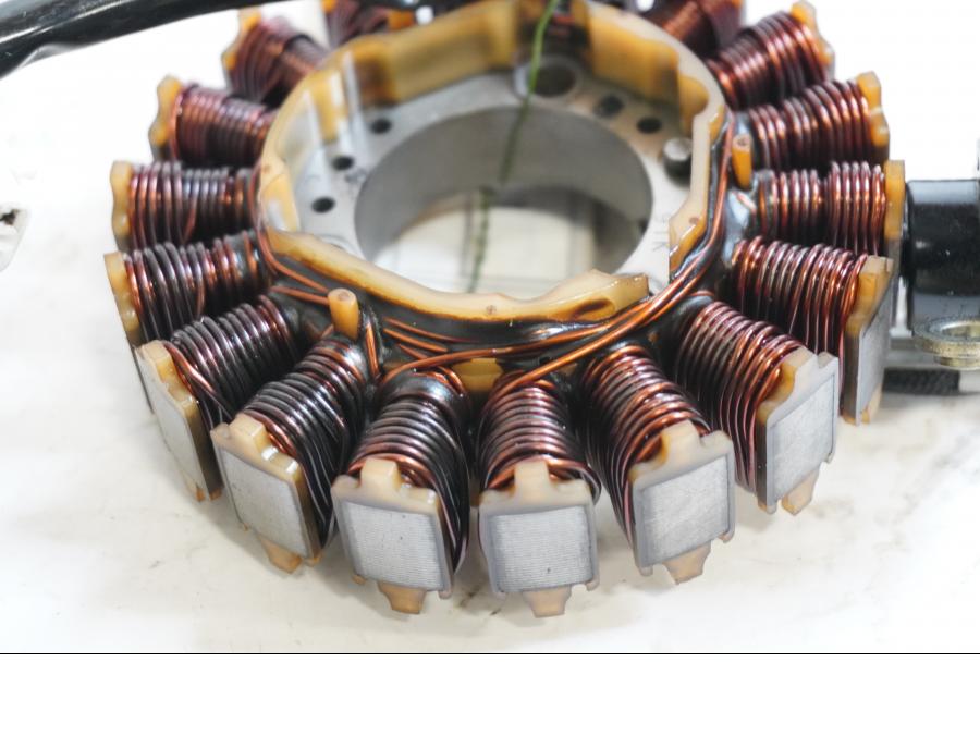 Baksidan på Generator från en Yamaha YZF-R 125 -2010 motorcykel.