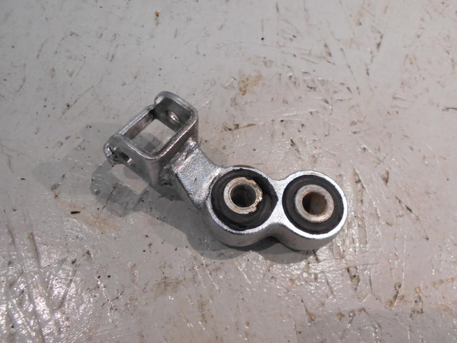 Framsidan på Fotpinnefäste från en Yamaha XV 1100 -1996 motorcykel.