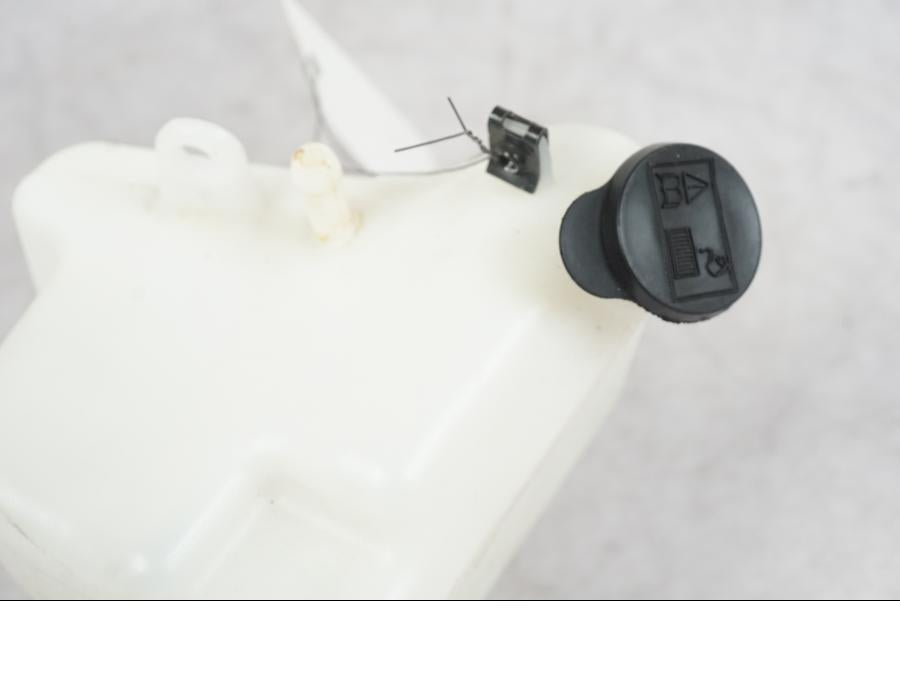 Baksidan på Vattenexpansionskärl från en Triumph Tiger 1200 -2018 motorcykel.