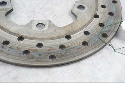 Baksidan på Bromsskiva från en Suzuki SV 1000 -2004 motorcykel.