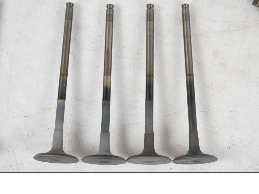 Snett nerifrån på Avgasventil från en Kawasaki Z 900 -2019 motorcykel.