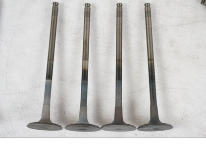 Snett nerifrån på Avgasventil från en Kawasaki Z 900 -2019 motorcykel.