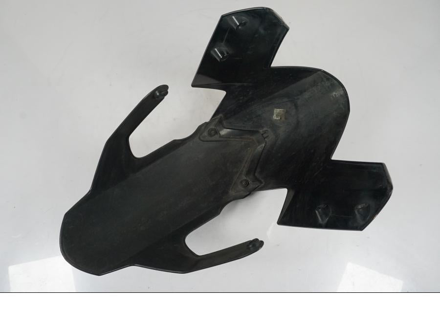 Snett nerifrån på Framskärm från en KTM 1290 Super Duke R -2015 motorcykel.