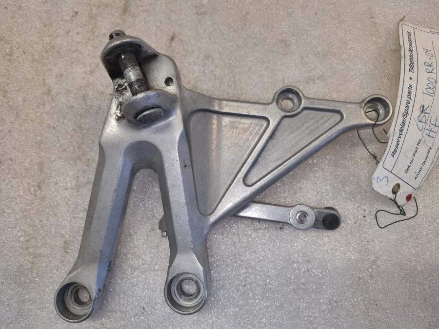 Framsidan på Fotpinnefäste från en Honda CBR 1000 RR -2004 motorcykel.