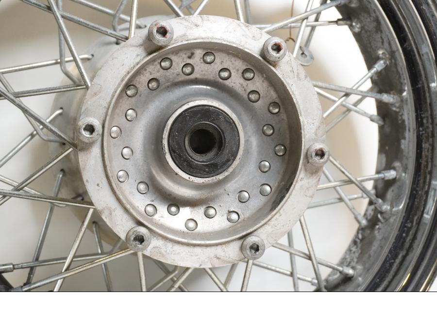 Baksidan på Fälg från en Yamaha XVS 1100 -2000 motorcykel.