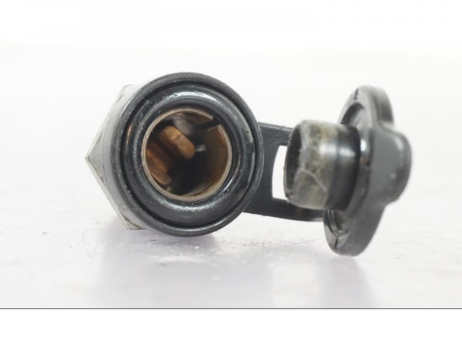 Vänster sida på El uttag 12 V från en BMW R 1200 GSA -2012 motorcykel.