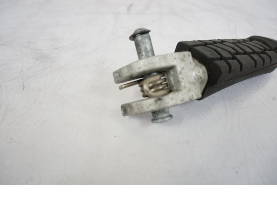 Vänster sida på Fotpinne från en KTM 790 Duke -2019 motorcykel.