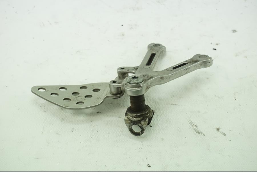 Baksidan på Fotpinnefäste från en Kawasaki ZX-6R -2004 motorcykel.