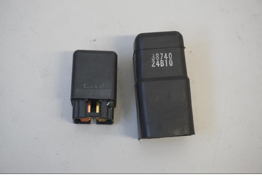 Framsidan på Relä från en Suzuki SFV 650 A Gladius -2012 motorcykel.