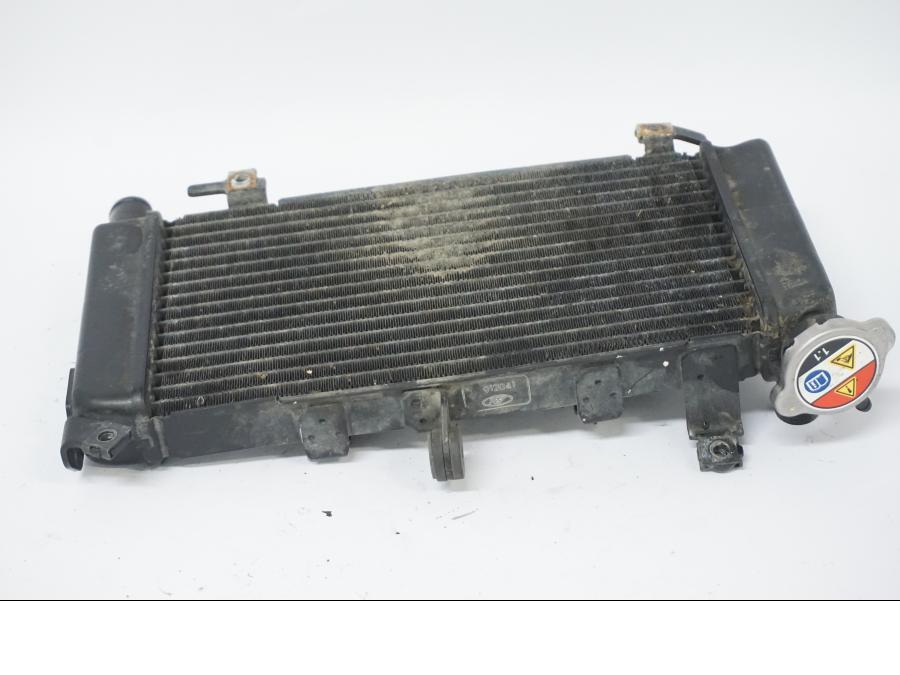 Höger sida på Vattenkyl från en Honda CB 500 X -2015 motorcykel.