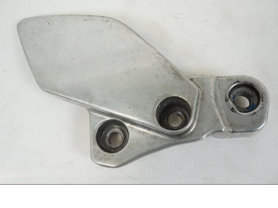 Framsidan på Fotpinnehälskydd från en Yamaha XJR 1300 -2002 motorcykel.