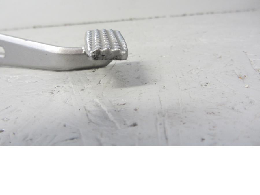 Baksidan på Bromspedal från en Kawasaki Z 900 -2017 motorcykel.