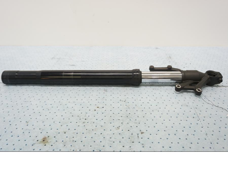 Framsidan på Gaffelben från en Kawasaki Z 900 -2019 motorcykel.