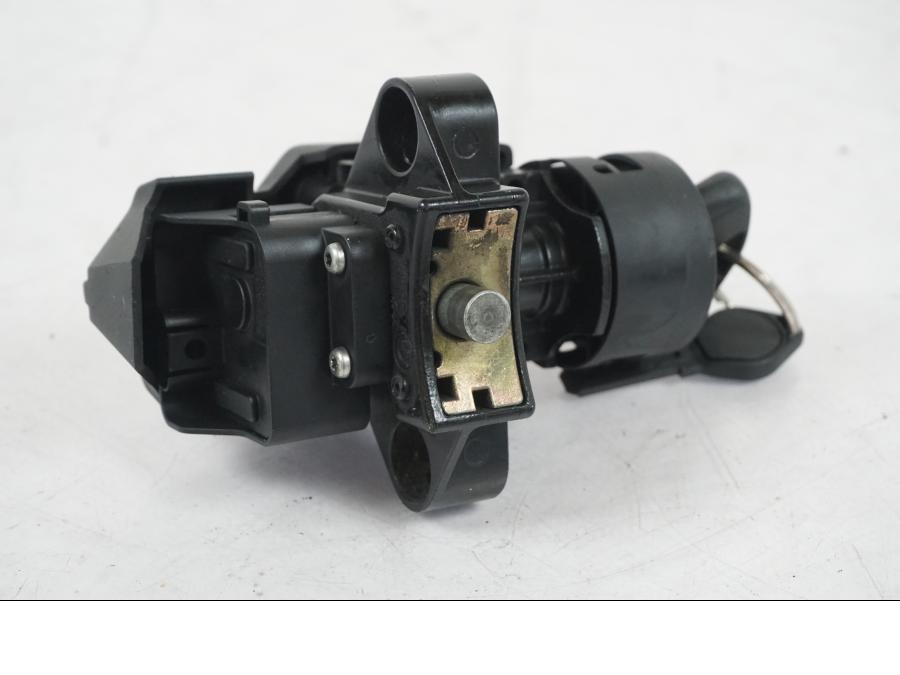 Extrabild4 på <p>Låssats från BMW K 1200 R Sport 2007.</p>

<p>1st nyckel och en plastkopia, sadellås, tanklock, tändningslås (saknas plastbit vid en av kontakterna).</p> motorcykel.