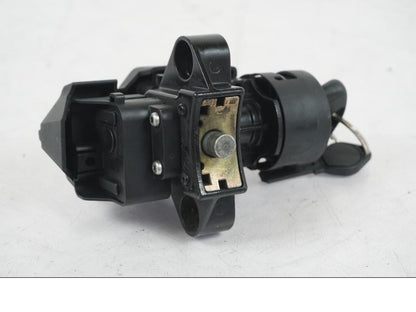 Extrabild4 på <p>Låssats från BMW K 1200 R Sport 2007.</p>

<p>1st nyckel och en plastkopia, sadellås, tanklock, tändningslås (saknas plastbit vid en av kontakterna).</p> motorcykel.