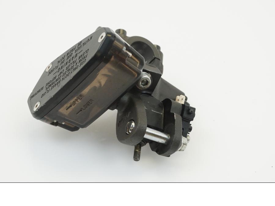 Snett nerifrån på Bromshuvudcylinder från en Kawasaki Z 1000 -2014 motorcykel.