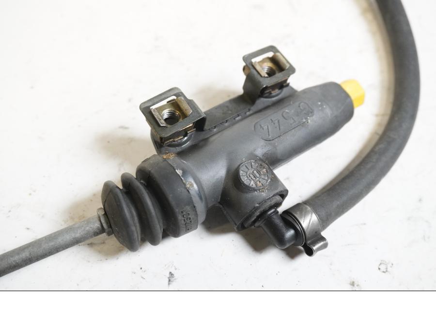 Baksidan på Bromshuvudcylinder från en BMW R 1100 RT -2000 motorcykel.