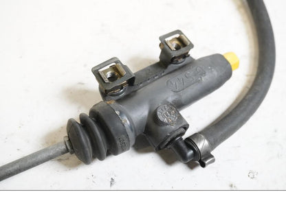 Baksidan på Bromshuvudcylinder från en BMW R 1100 RT -2000 motorcykel.