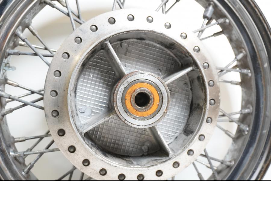 Baksidan på Fälg från en Honda VT 600 C -1996 motorcykel.