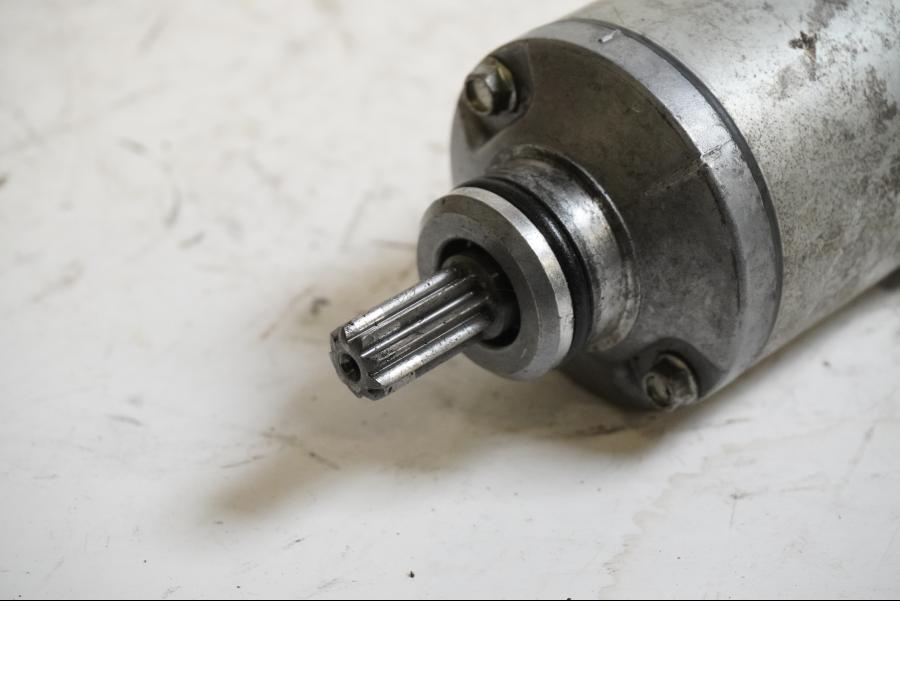 Baksidan på Startmotor från en Suzuki GSX-R 750 -2000 motorcykel.