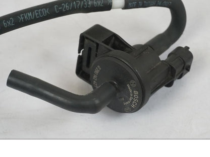 Baksidan på Fuel Evap System från en KTM 1290 Super Duke R -2018 motorcykel.